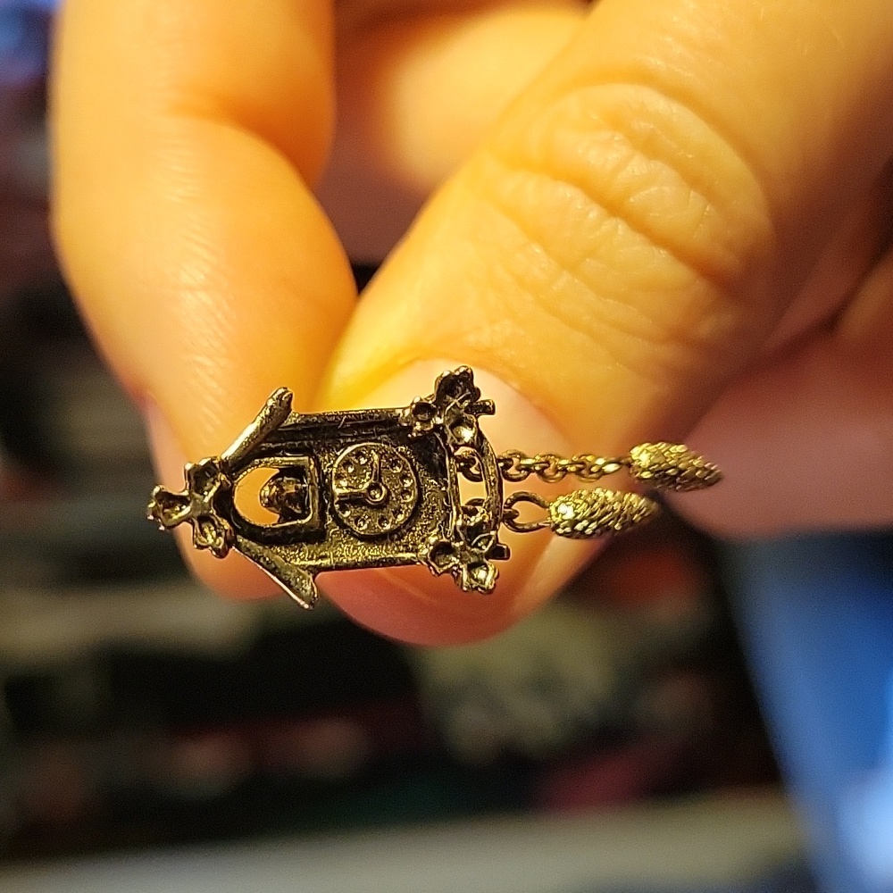 Vintage Avon Cute Cuckoo Pin - Picture 10 of 10
